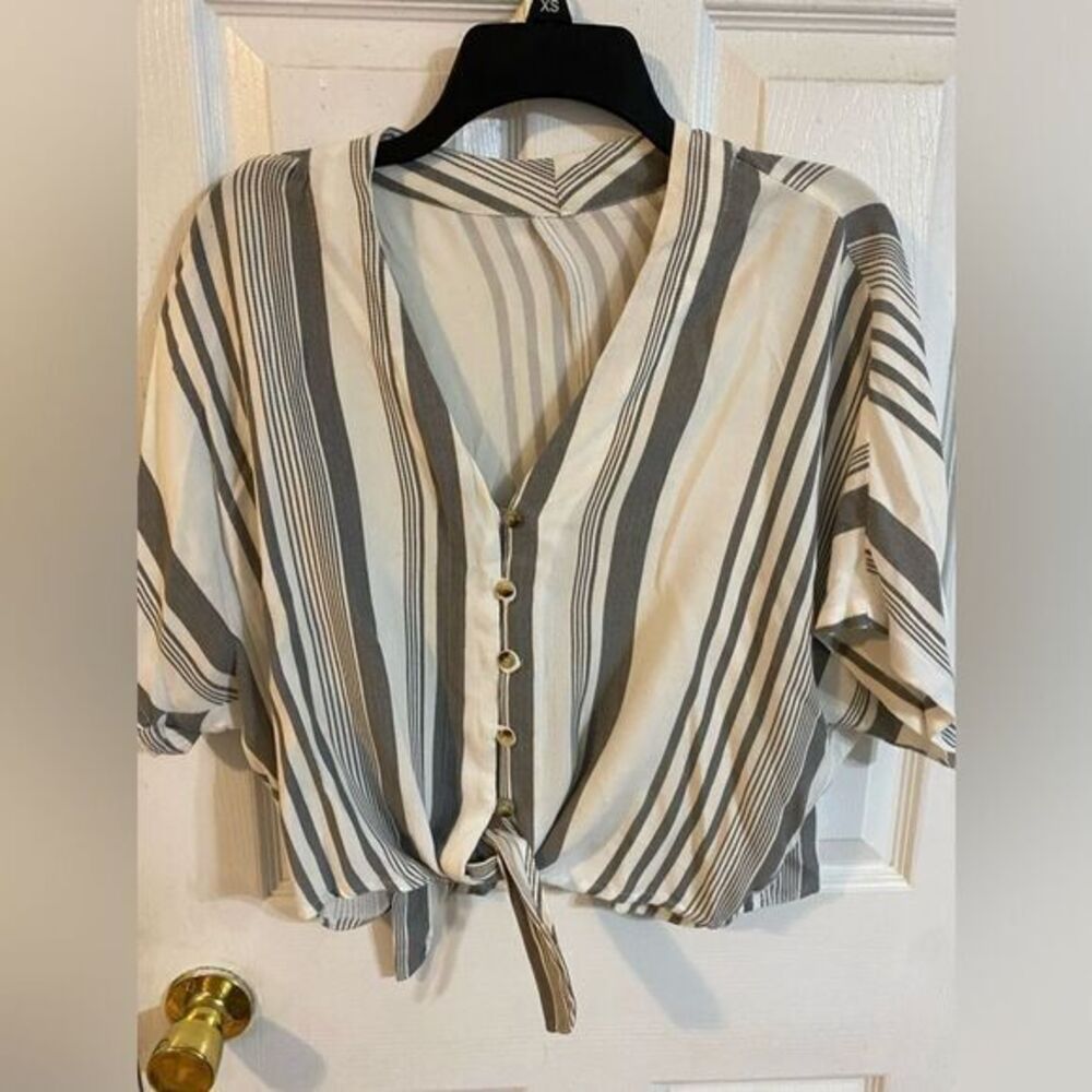 Woman’s grey and white crop top size small missing size tag